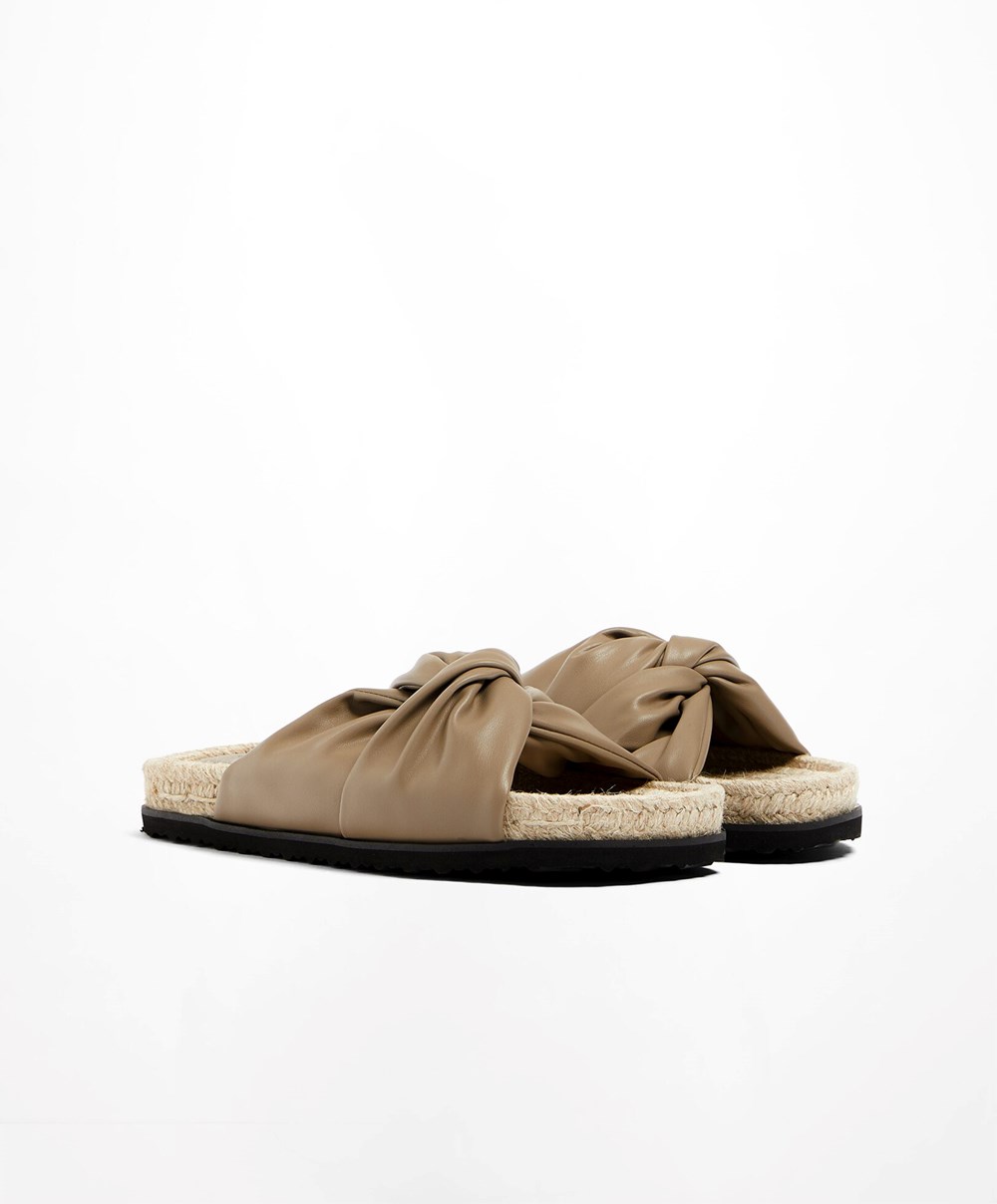 Oysho Crossover Sandals Mole | URLMAV-576