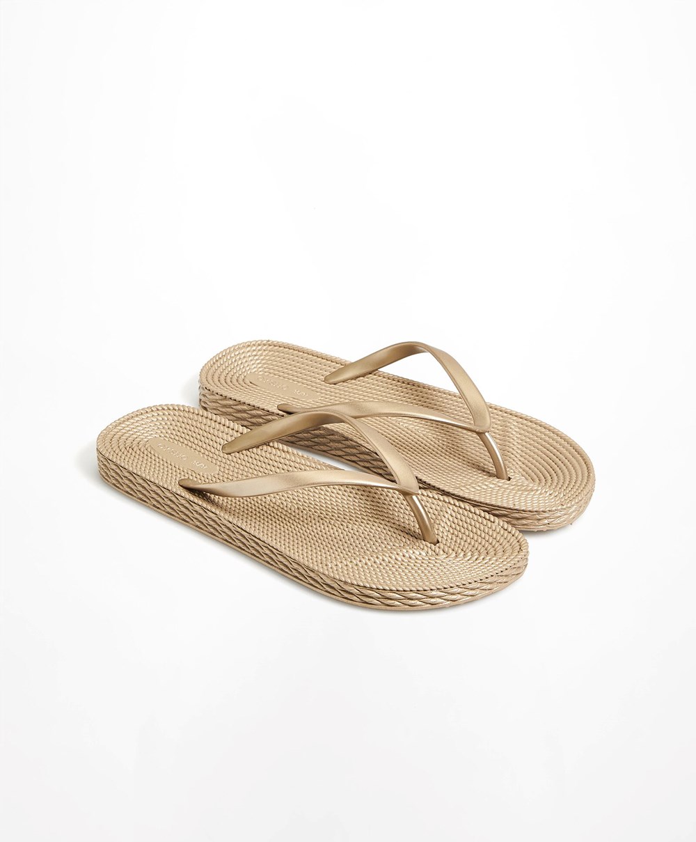 Oysho Gold Textured Beach Sandals χρυσο χρωμα | AVUODI-835