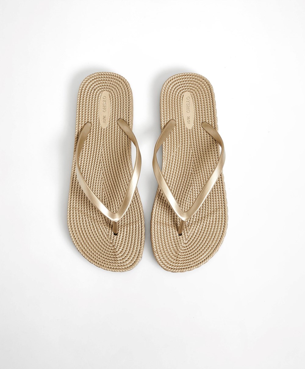 Oysho Gold Textured Beach Sandals χρυσο χρωμα | AVUODI-835