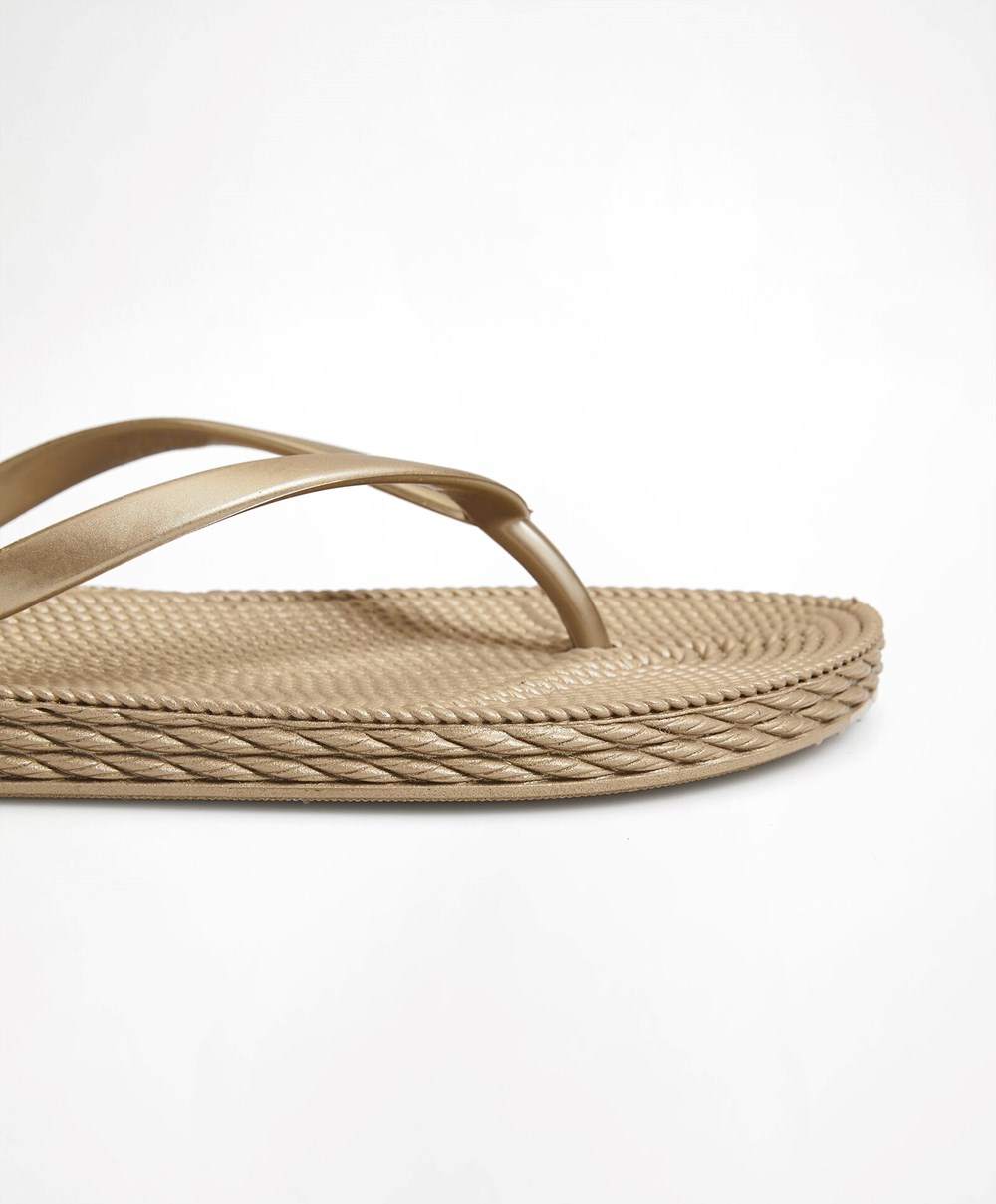 Oysho Gold Textured Beach Sandals χρυσο χρωμα | AVUODI-835