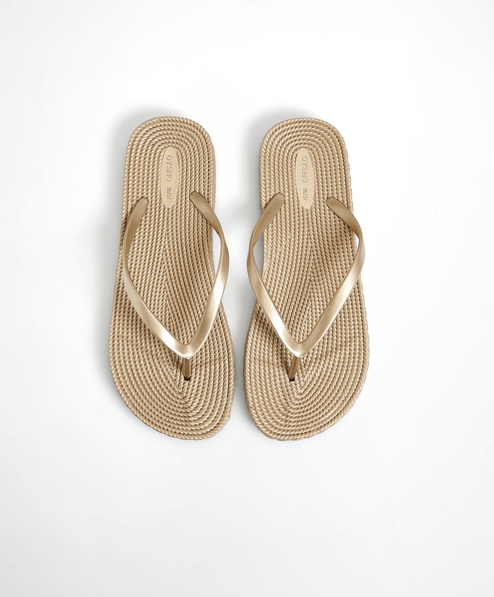 Oysho Gold Textured Beach Sandals χρυσο χρωμα | BNMJAQ-372