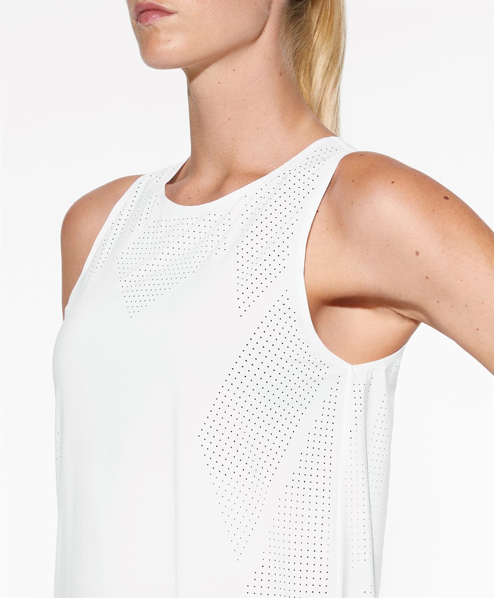 Oysho Microperforated Technical αμανικα T-shirt ασπρα | HWDAVM-579